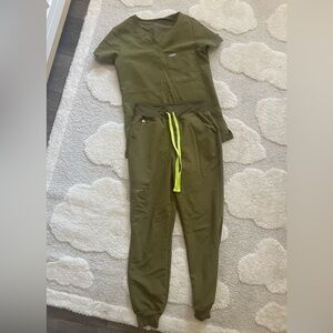 FIGS Scrubs - Olive Green XXS top // XS Petite joggers